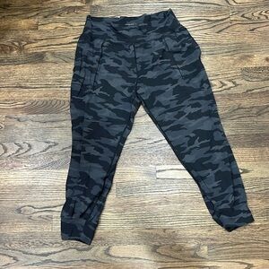 Athleta Salutation black camo jogger Xl